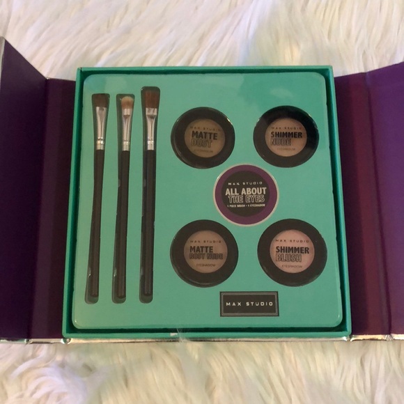 MAX STUDIO eyeshadow gift set NWT - Picture 2 of 5